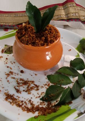 कडीपत्ता चटणी (kadi patta chutney recipe in marathi) रेसिपी चे मुख्य फोटो