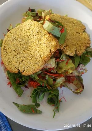 Una foto de Hamburguesas de arvejas y ensalada fresca