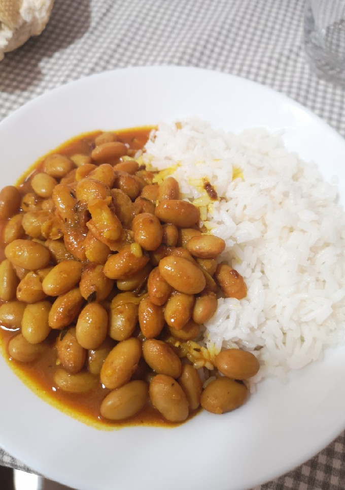 Una foto de 🍛Moros y cristianos (judías y arroz)