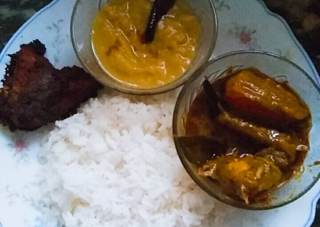 Fish curry with rice & fried fish