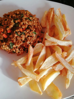 Una foto de Papas fritas con hamburguesa de soya