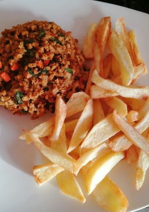 Una foto de Papas fritas con hamburguesa de soya