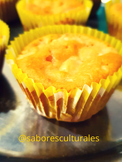 Una foto de ▪︎Muffins con forma de 🌻 🍑, 🍐y dulce de ciruela