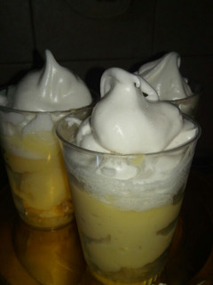 Una foto de Shots de lemon pie