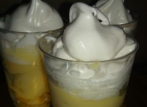 Una foto de Shots de lemon pie