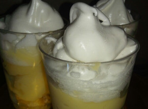 Una foto de Shots de lemon pie