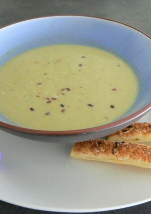 Une photo de Velouté de courgettes aux herbes aromatiques