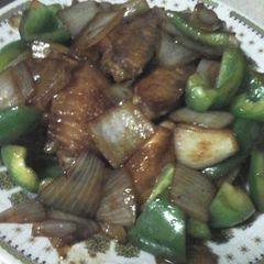 A picture of Chicken wing with green ballpepper & onion.