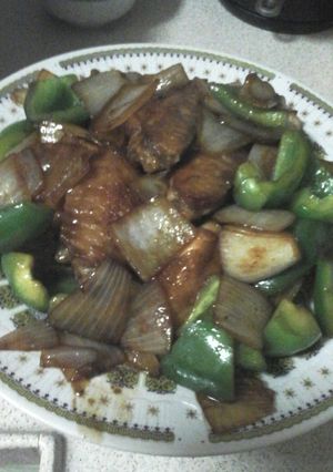 A picture of Chicken wing with green ballpepper & onion.