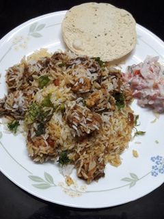 चिकन टिक्का बिर्याणी (chicken tikka biryani recipe in marathi) रेसिपी चे मुख्य फोटो