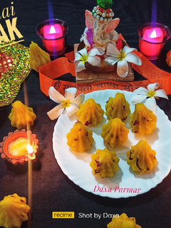 રસમલાઈ મોદક (Rasmalai Modak Recipe in Gujarati) રેસીપી મુખ્ય ફોટો