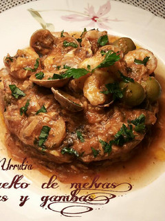 Una foto de Revuelto de melva, almejas y gambas