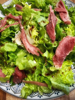 Una foto de Ensalada con lacón al aroma de frambuesa