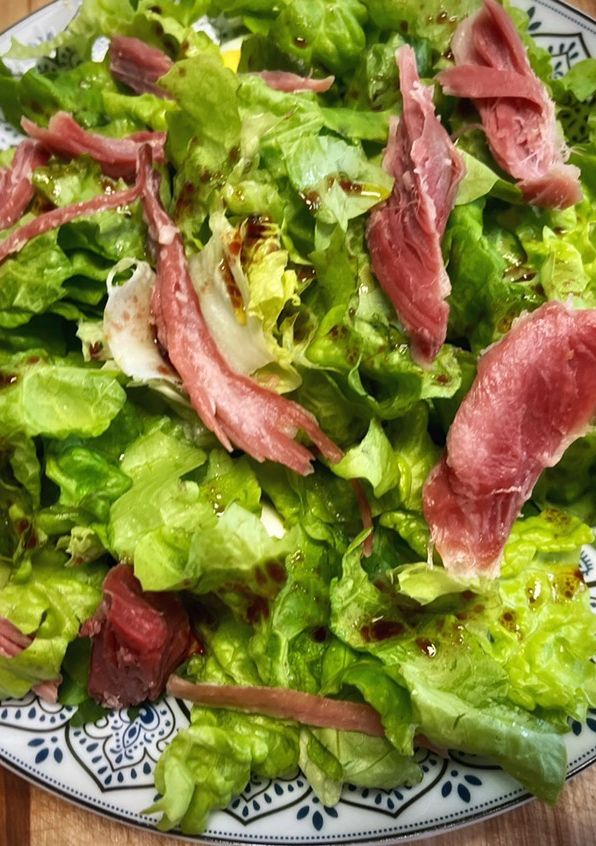 Una foto de Ensalada con lacón al aroma de frambuesa