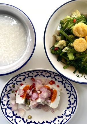 รูปของ มื้อสุดท้ายสำหรับป่วย ผัดผักบุ้งบล็อคโคลีเต้าหู้อ่อน +ยำไข่เค็ม ข้าวต้มกุ๊ย🌶️🧄