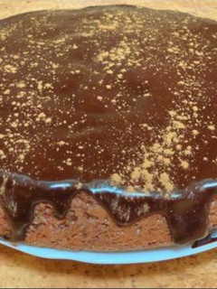 Una foto de Bizcocho de chocolate con cobertura de crema de cacao 😍