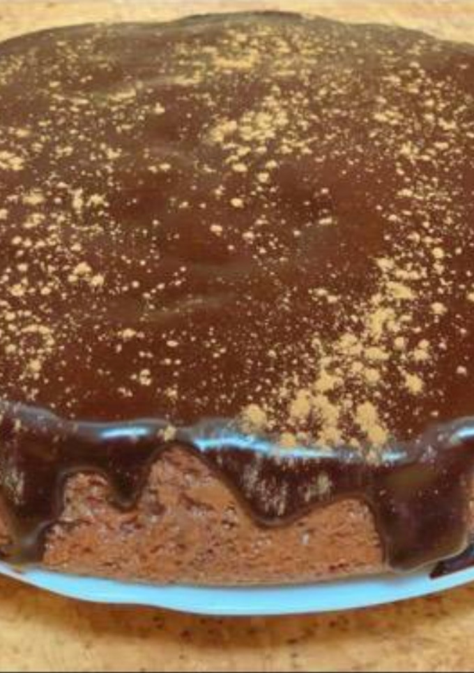 Una foto de Bizcocho de chocolate con cobertura de crema de cacao 😍
