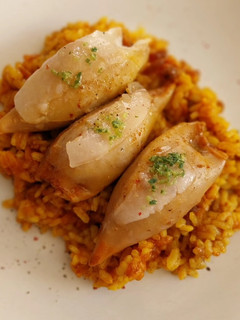 Una foto de Arroz con calamares rellenos de gambas y boloñesa con velo de panceta ibérica