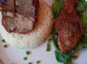 Una foto de aderezos para carne asada