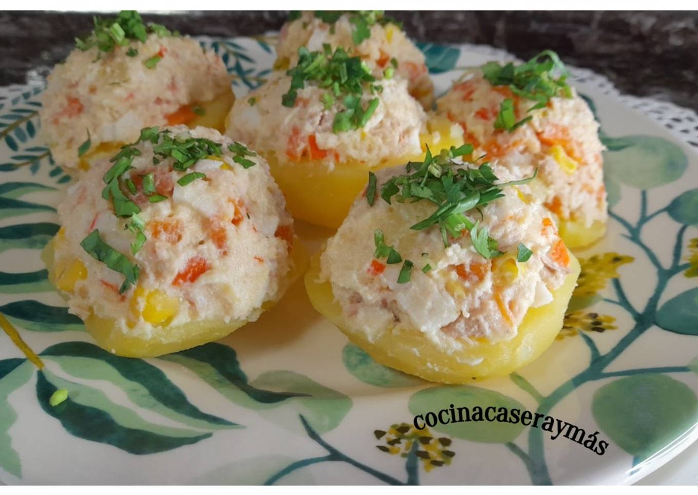 Patatas rellenas de ensaladilla