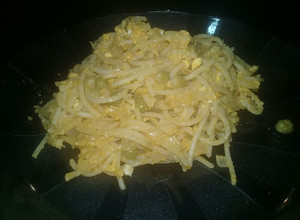 Una foto de Fideos revueltos con colchón de arvejas y cebolla