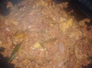 Una foto de longaniza con huevo