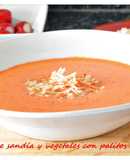 Sopa fría de sandía y vegetales con palitos de cangrejo
