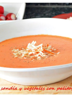 Una foto de Sopa fría de sandía y vegetales con palitos de cangrejo