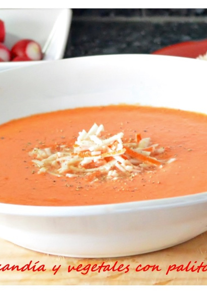 Una foto de Sopa fría de sandía y vegetales con palitos de cangrejo
