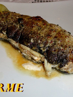 Una foto de Lubina rellena de langostinos y piña