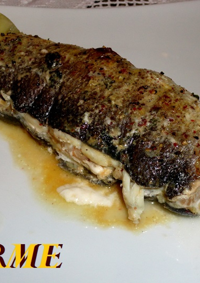 Una foto de Lubina rellena de langostinos y piña