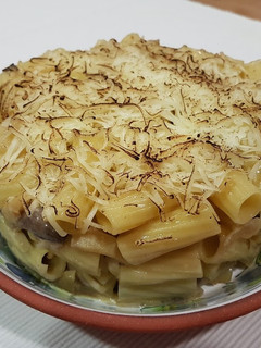 Una foto de Macarrones gratinados con setas y manzana!!