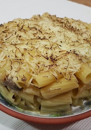 Una foto de Macarrones gratinados con setas y manzana!!
