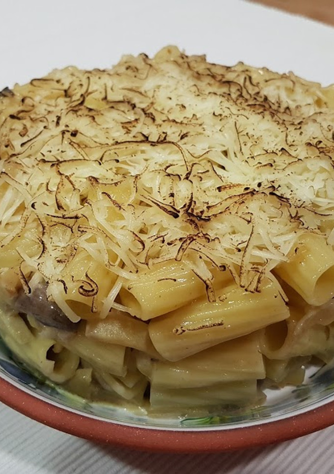 Una foto de Macarrones gratinados con setas y manzana!!