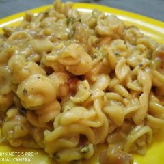 A picture of White sauce fusilli pasta.