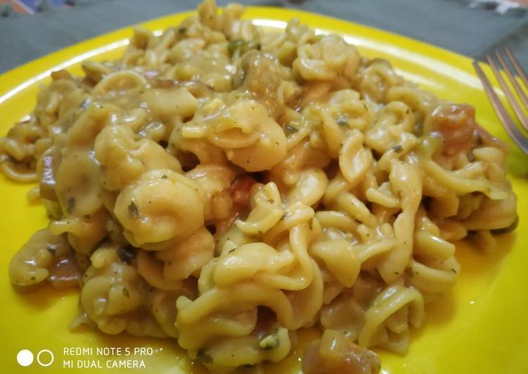 White sauce fusilli pasta