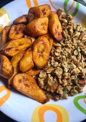 A picture of Fried plantain with scrambled eggs.