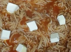 Una foto de Spaghetti rojo con carne molida