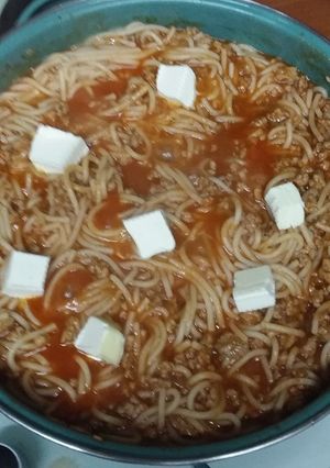 Una foto de Spaghetti rojo con carne molida