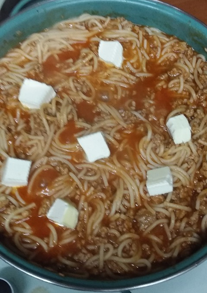 Una foto de Spaghetti rojo con carne molida
