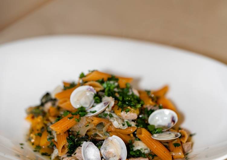 Penne di Lenticchie Gialle con Tonno Fresco, Lupini di Mare e Pomodori Datterino Giallo