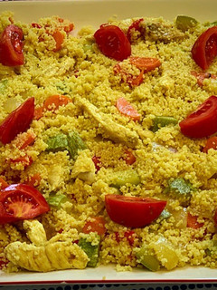 Una foto de Cuscús con pollo al curry y verduras