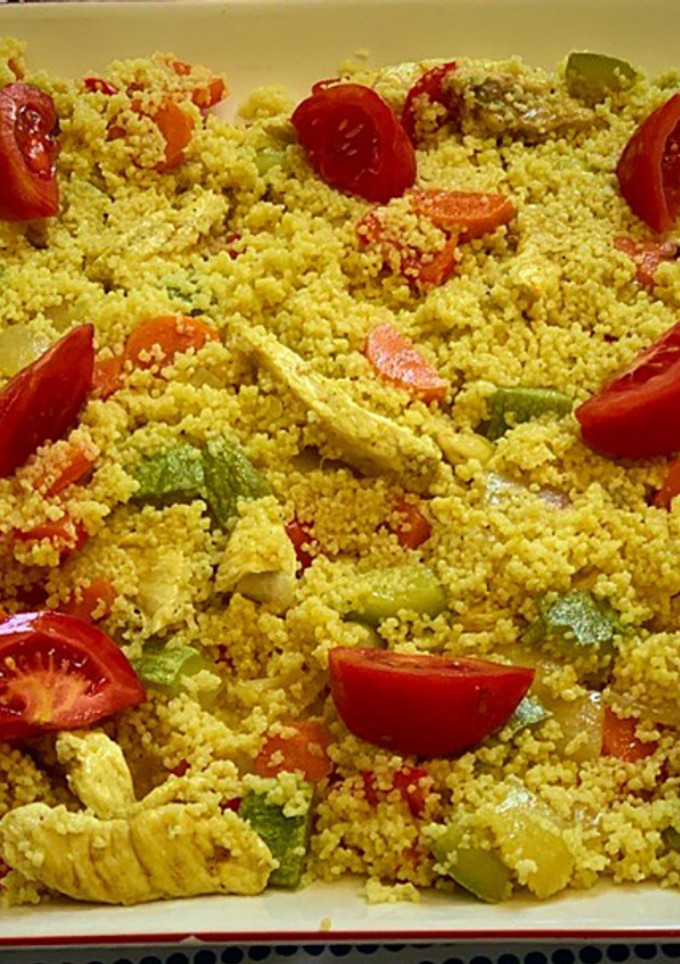 Una foto de Cuscús con pollo al curry y verduras