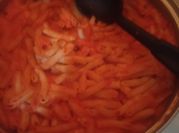 Una foto de macarrones con tomate