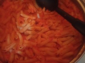 Una foto de Sopa de macarrones con salsa de jitomate🍅😋