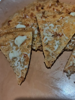 રોટલી પીઝા (Rotli Pizza Recipe In Gujarati) રેસીપી મુખ્ય ફોટો