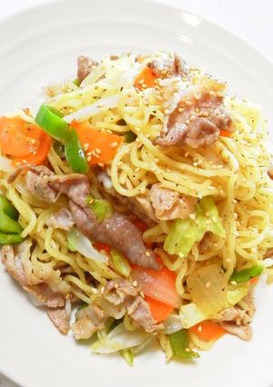 A picture of Easy Shio Yakisoba (Salt-Flavored Stir-Fried Noodles) for Lunch, Dinner, or a Late-Night Snack.