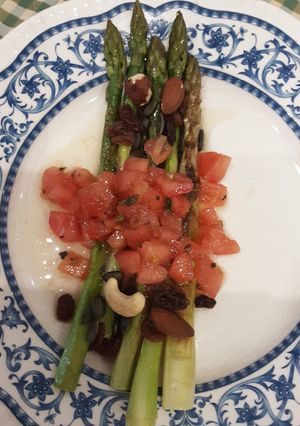 Una foto de Espárragos verdes con vinagreta templada de tomate 🍅