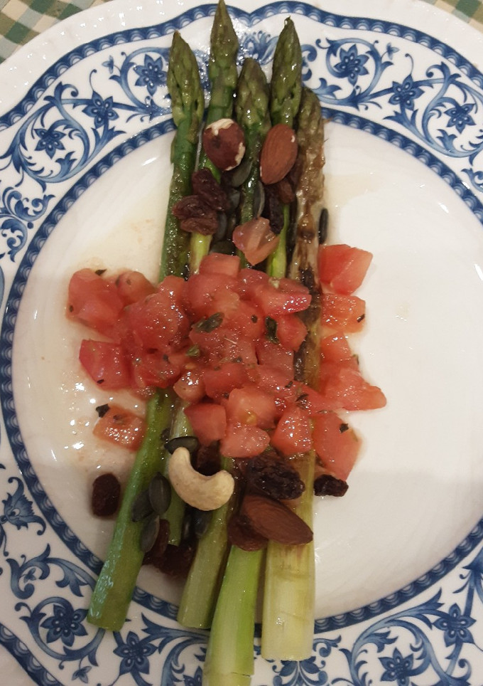 Una foto de Espárragos verdes con vinagreta templada de tomate 🍅