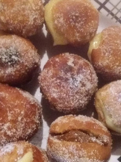 Una foto de Bolitas de fraile de dulce de leche y crema pastelera